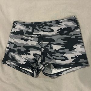 Savage Barbell - booty shorts - black/grey camo - size MEDIUM